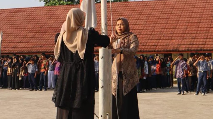 Semangat Kartini Hidup di SMPN 2 Pangenan, Seluruh Petugas Upacara Diisi Guru Perempuan Berkebaya