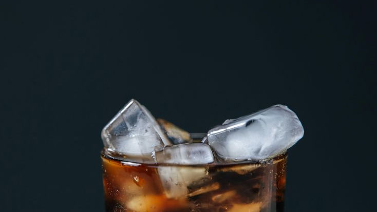 Benarkah Minum Es Saat Menstruasi Bisa Memperparah Nyeri Haid? Ini Faktanya