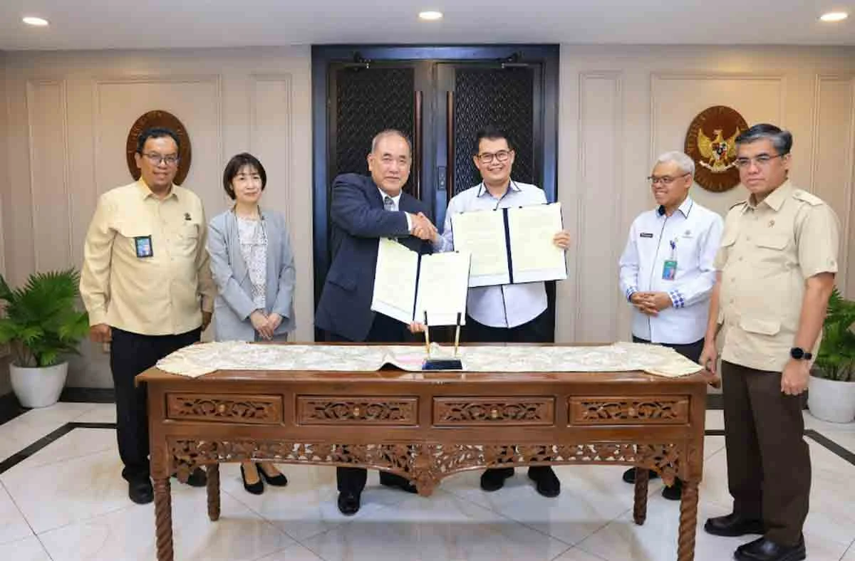Menteri Ketenagakerjaan, Yassierli, saat menerima audiensi Executive Chairman International Manpower Development Organization Japan (IM Japan), Hitoshi Kanamori, di Kantor Kemnaker