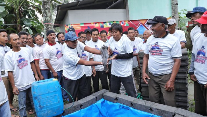 Nelayan Balad Ganjar Bangun Kolam Pemijahan Lele untuk Kelompok Nelayan di Pangandaran