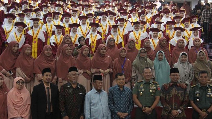 SPIDI-SADIQ Tanamkan Karakter Smart dan Qur'ani pada Wisudawan