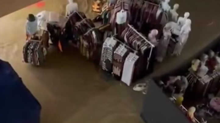 Banjir Rendam Kawasan Jabodetabek, Mega Bekasi Hypermall Ikut Terendam, Barang Dagangan Hanyut