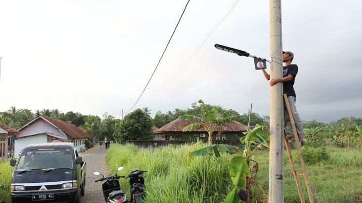 Sopir Truk Dukung Ganjar Berikan Bantuan Lampu Jalan untuk Pangkalan di Pandeglang