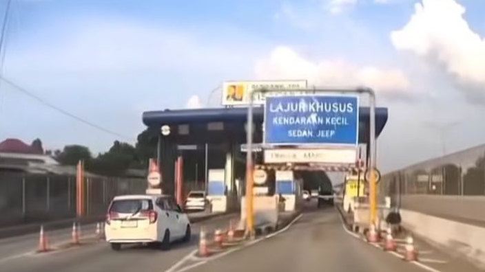 Terobos  Gerbang Tol Cisalak dan Gerbang Tol Cimanggis, Toyota Calya Putih Bernopol B 2829 UIL Diburu Polisi