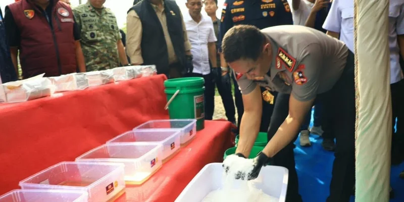 Kapolri Jenderal Suyudi Ario Seto bersama Badan Narkotika Nasional (BNN) dan Bea Cukai mengungkap laboratorium gelap pembuatan sabu jaringan narkotika internasional di Kabupaten Pidie, Aceh
