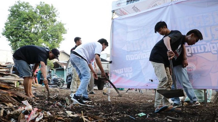 Ganjaran Buruh Berjuang Bersih-Bersih Lingkungan Bareng Warga Tegal