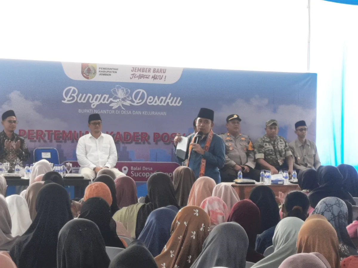 Bupati Jember, Gus Fawait saat menghadiri Bunga Desaku di Kecamatan Jelbuk dan ingat warga untuk memanfaatkan UHC gratis. (Dok. Pojoksatu.id/David Tomi Anggara)