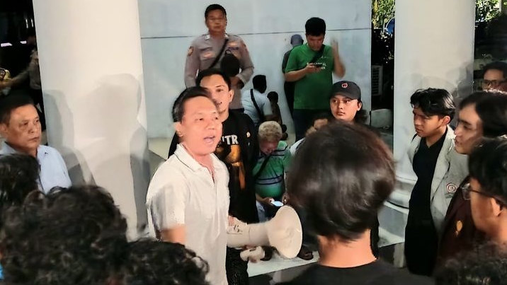 Gus Iqbal Duduk Lesehan Terima 7 Tuntutan Mahasiswa di DPRD Karawang