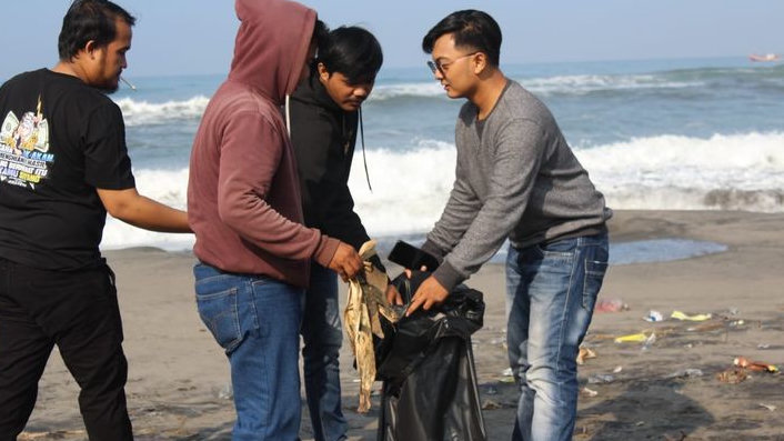 Tarik Wisatawan, Srikandi Ganjar Jabar Bersih-Bersih Pantai di Cianjur