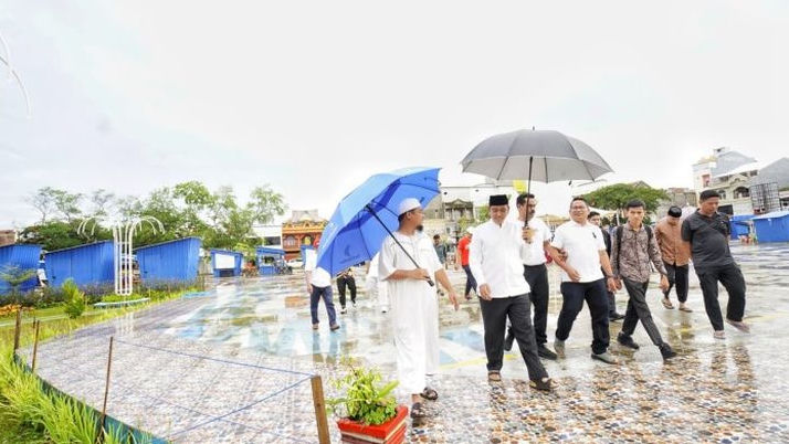 Gubernur Sulsel Berinteraksi dengan Warga di Taman Callaccu Sengkang