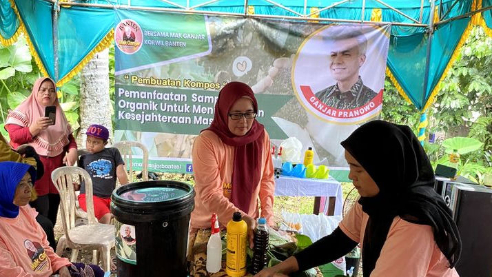 Gandeng Ibu-Ibu PKK, Mak Ganjar Gelar Pelatihan Pembuatan Pupuk Kompos & Bagi-Bagi Bibit Cabai