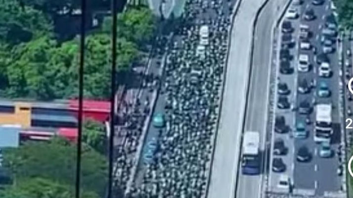 Ribuan Ojol Iringi Pemakaman Affan Kurniawan ke TPU Karet Bivak, Ini Penampakannya dari Udara
