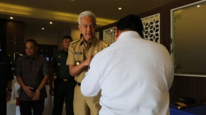 Momen Prabowo dan Ganjar Saling Kepal Tangan Seakan Hendak Saling Tinju, Endingnya Malah Gini