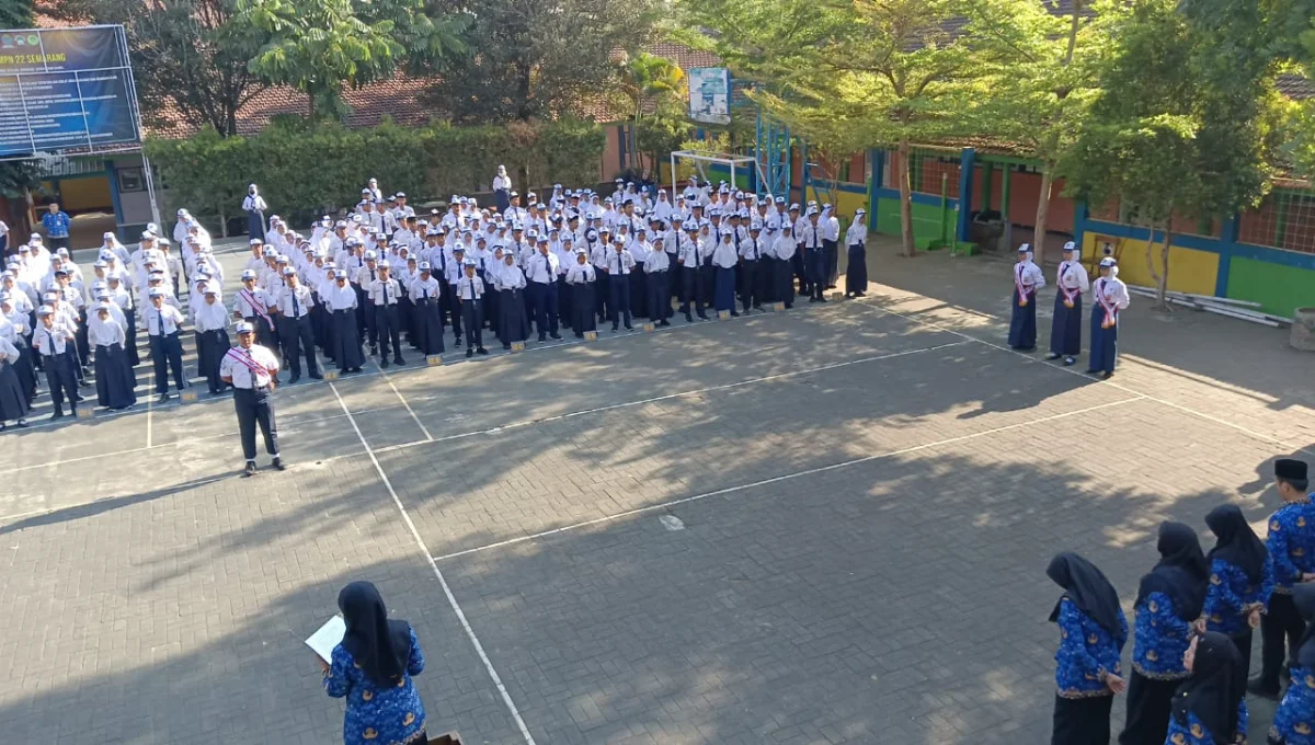 Ilustrasi. Upacara di sekolah. Kemendikdasmen menerbitkan panduan upacara bendera untuk memperingati Hari Sumpah Pemuda ke-98 pada 28 Oktober 2026. (Foto: smpn22.semarangkota.go.id)