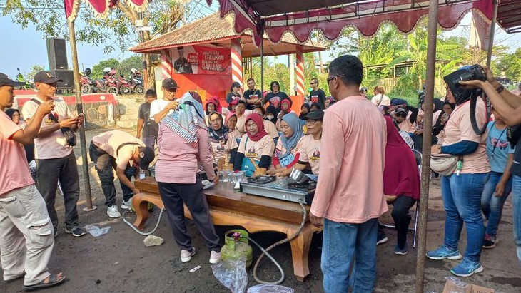 Mak Ganjar Jabar Ajarkan Ibu-Ibu Cirebon Membuat Jamu Tradisonal