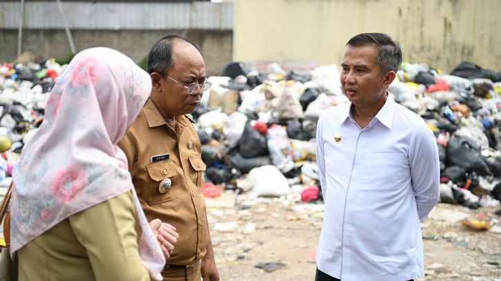 Tinjau Pengolahan Sampah di TPST 3R Cibeber, Bey Machmudin: Ini Baik, Mengurangi Sampah