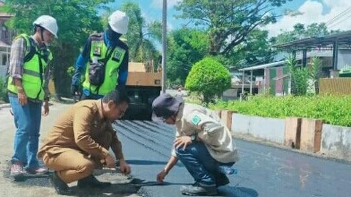 Taufan Pawe Janji Informasi Warga Soal Jalan Rusak Bakal Ditindaklanjuti