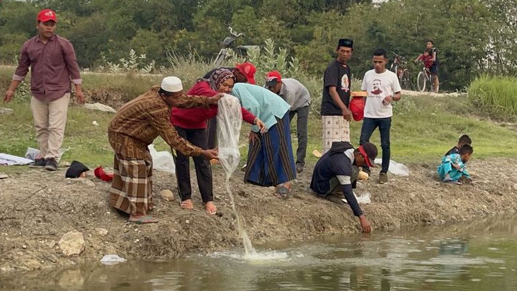 Ganjar Milenial Ajak Warga Tebar Bibit Ikan dan Tanam Pohon di Bojonegoro
