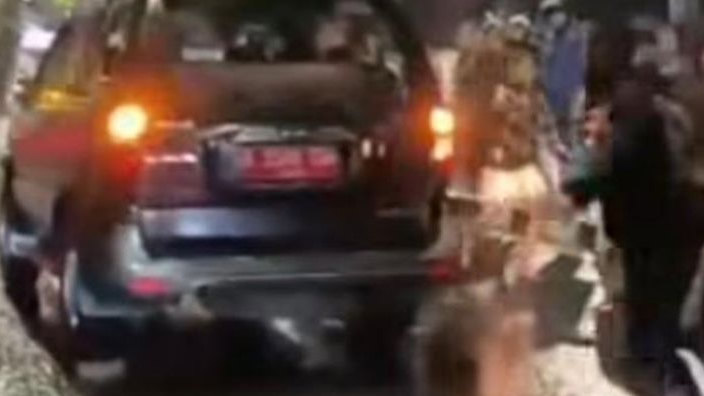 Imbas Demo Ricuh DPR, Mobil Dinas Tipe Kijang Kapsul Milik Lurah Manggarai Selatan Hancur Dirusak Massa