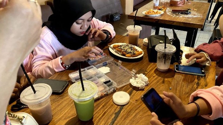 Perempuan Milenial di Maros Diajar Cara Buat Manik-manik Jadi Aksesoris