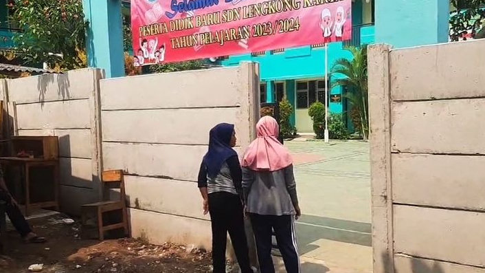 Nestapa Hari Pertama Masuk Sekolah di SDN Lengkong Karya, Wali Murid Kaget Pagar Sekolah Ditembok Pemilik