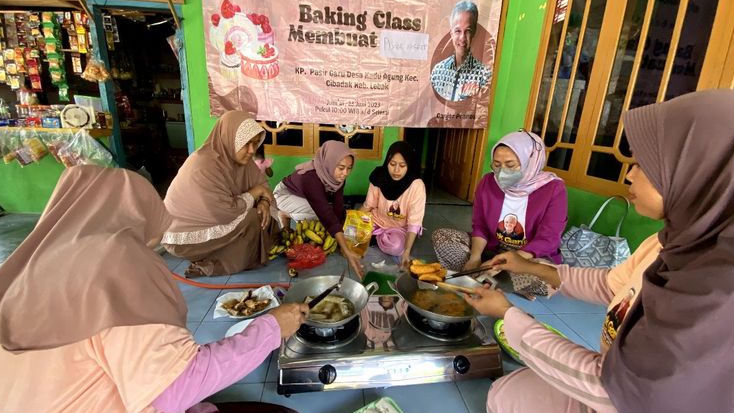Mak Ganjar Latih Ibu-Ibu Cara Membuat Pisang Cokelat dan Nugget di Lebak