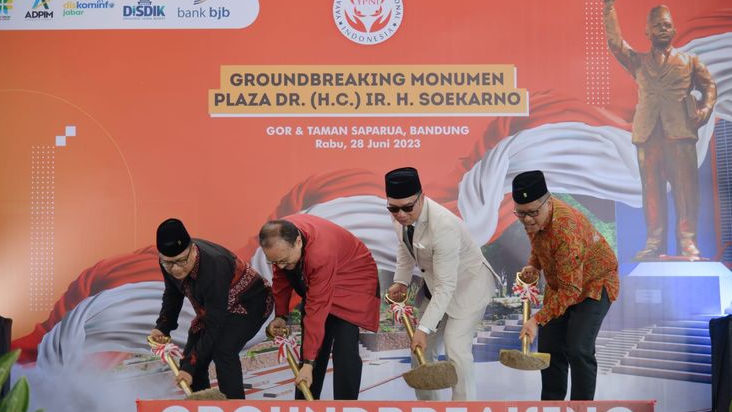 Ridwan Kamil Lakukan Peletakan Batu Pertama Pembangunan Monumen Plaza Soekarno