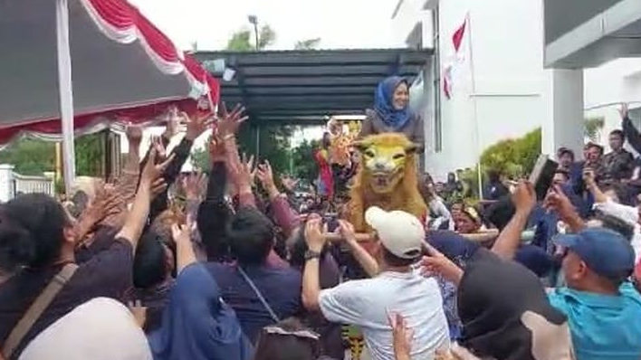 Caleg NasDem Tebar Uang di Depan Kantor KPU Karawang