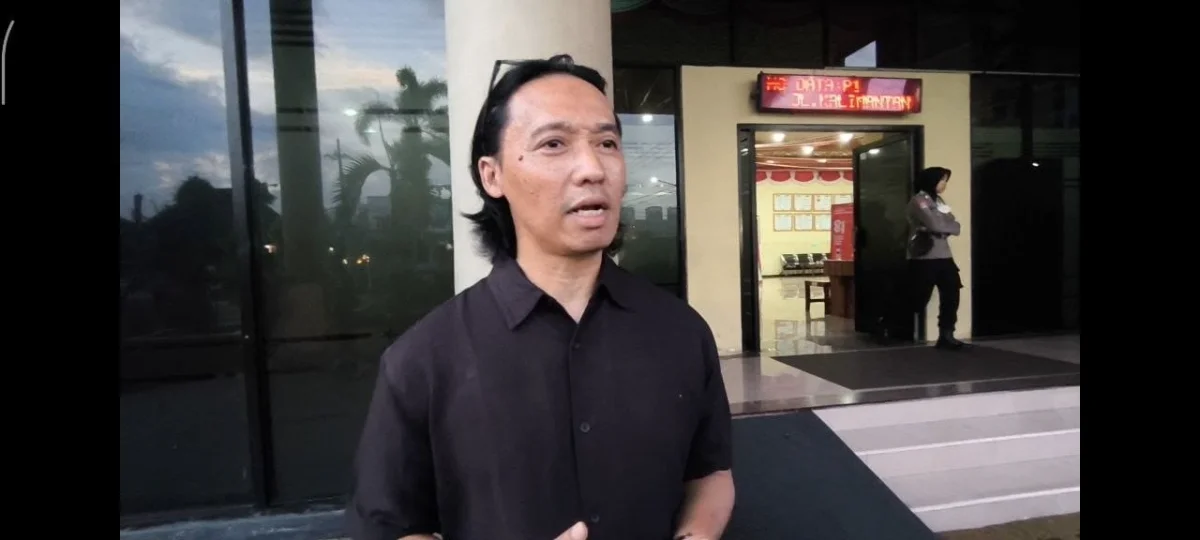 Anggota DPRD Jember dari Fraksi PDI Perjuangan, Wahyu Prayudi Nugroho (Nuki), saat memberikan keterangan seusai menemui massa aksi demo #IndonesiaSadar. (Dok. Ist)