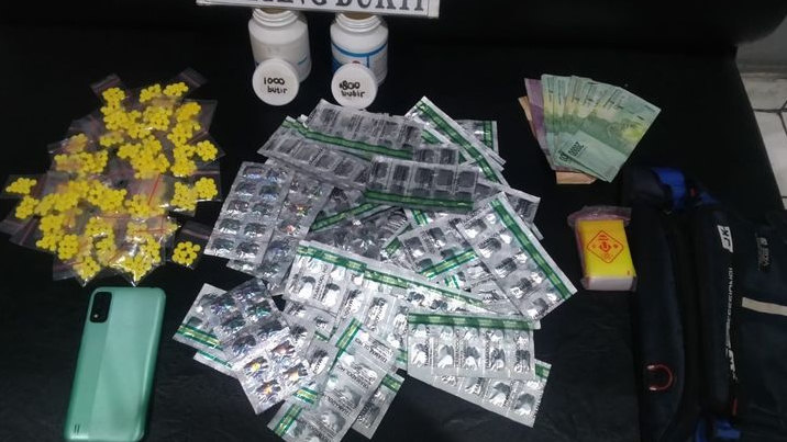 Satpol PP Jaktim Gerebek Toko Obat Tanpa Izin Edar Obat, 50 Butir Obat-obatan Diamankan