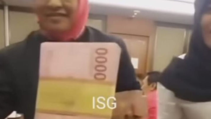 Wakil Bupati Blora Bagi-bagi Duit Segepok ke Kader PDIP, Peserta Rapat : Bos Yo Ngene Iki, Seneng Aku