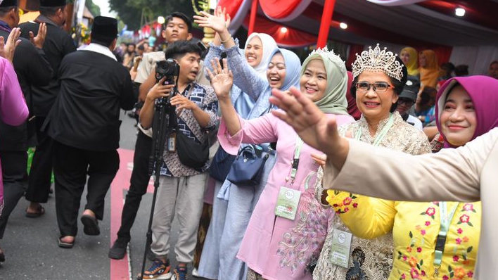 Amanda Soemedi Bey Machmudin Antusias Saksikan Parade Kriya dan Budaya HUT Dekranas 2024 di Surakarta