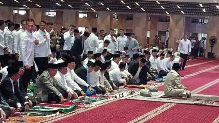 Presiden Prabowo Melaksanakan Shalat Idul Adha Didampingi Seskab Letkol Teddy