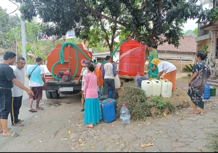 Petugas BPBD Jember saat menyalurkan bantuan air bersih ke warga terdampak kekeringan. (Dok. PPID Jember)