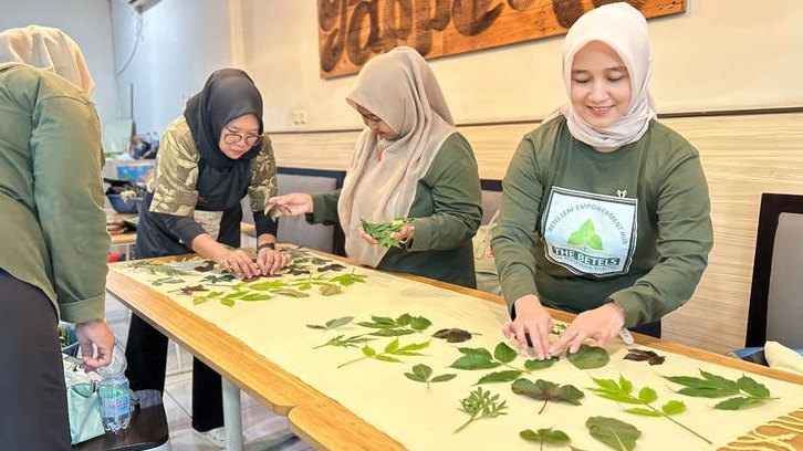 Pertamina Dorong Ekonomi Kreatif Kampung Sirih Lewat Pelatihan Ecoprint