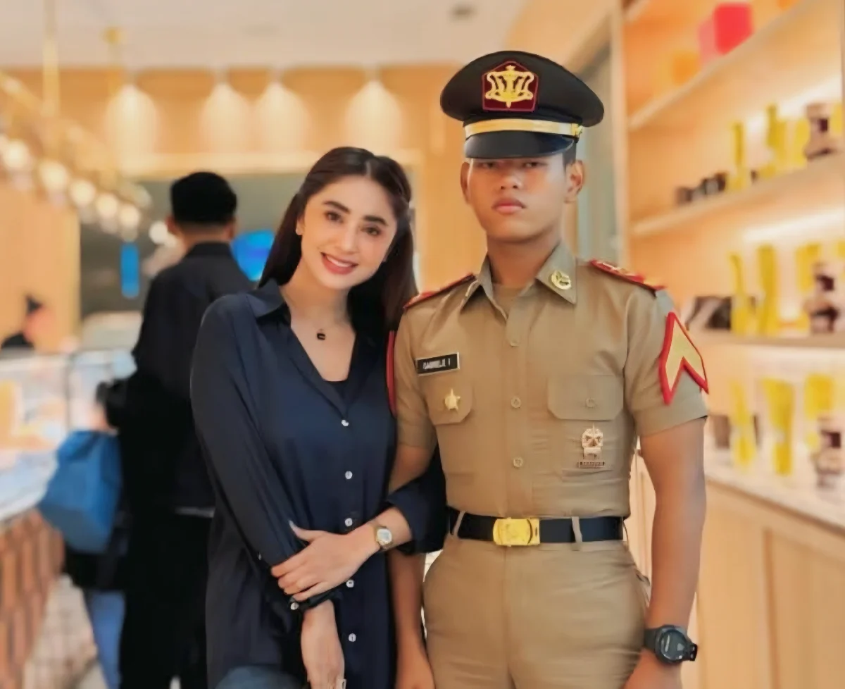 Dewi Perssik dan putranya Grabriel.