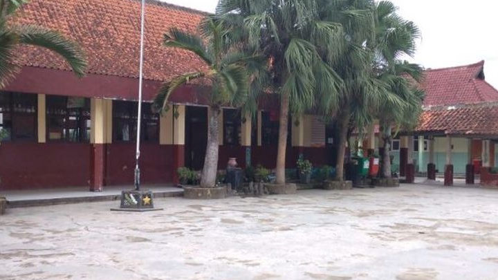 Pemkab Karawang Berikan Bantuan Sarpras kepada Tujuh SDN di Majalaya