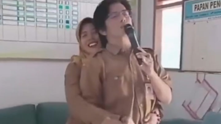 Siapa Oknum Guru SDN Ciodeng 2 Pandeglang yang Viral Karaoke Sambil Pelukan Pakai Smart TV?