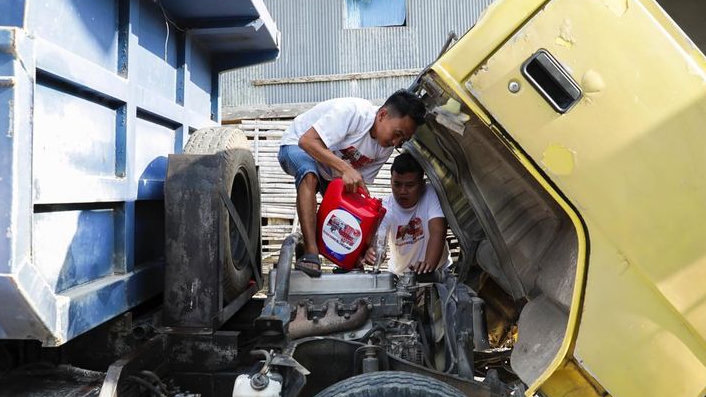 Cara Komunitas Sopir Truk Jatim Kenalkan Sosok Ganjar, Bagi-Bagi Oli dan Beri Santunan Janda