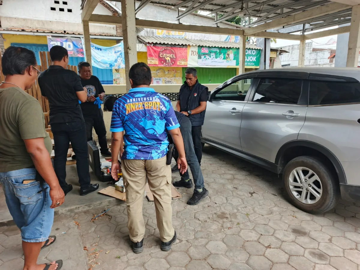 Polisi saat melakukan Olah TKP Masjid Al Ikhlas, Jalan Bondowoso–Jember, Dusun Krajan Barat, Desa Candijati, Kecamatan Arjasa, Selasa (27/10/2026). (Dok. Ist)