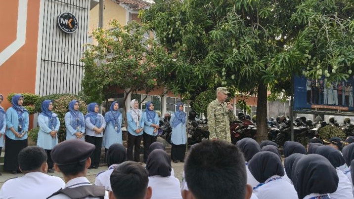 Cegah Tawuran dan Bullying, Danramil Rengasdengklok Beri Pembekalan Kebangsaan di SMK Mitra Karya
