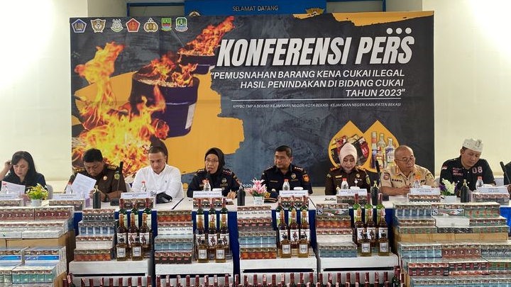 Operasi Gempur Bea Cukai Bekasi Digelar, Ribuan Rokok Ilegal dan Miras Dimusnahkan, Negara Mengalami Kerugian Hingga Miliaran Rupiah