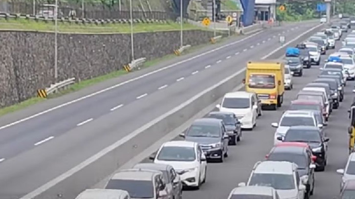 Puncak Arus Mudik, Kemacetan Panjang Terjadi di Tol Semarang Capai 8 Km, Sejumlah Kendaraan Mogok