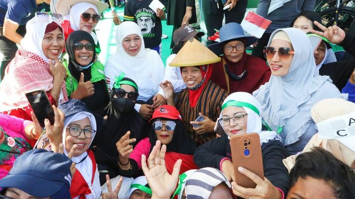 Jalan Sehat 1 Muharram 1445 di Jatim Dihadiri Puluhan Ribu Masyarakat, Khofifah Panjatkan Syukur