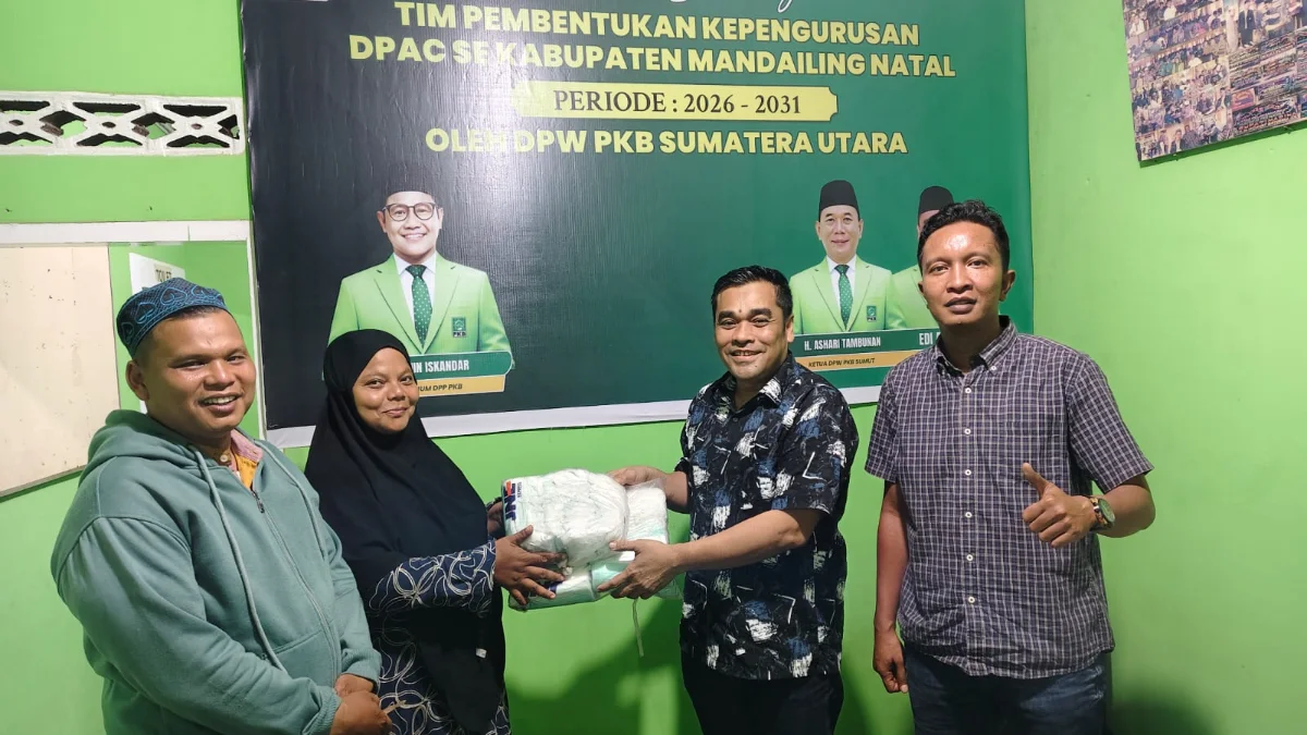 DPC PKB Madina Bantu Warga Terdampak Kabut Asap Karhutla di Panyabungan Selatan