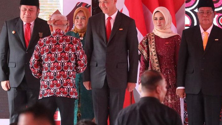 Sukses Turunkan Angka Stunting, Ganjar Pranowo Disematkan Penghargaan Satyalencana Wira Karya