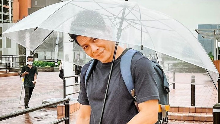 Kejutkan Ibu Pedagang Kaki Lima, Ariel NOAH Disebut Lebih Ganteng Aslinya dari Tampilan di TV
