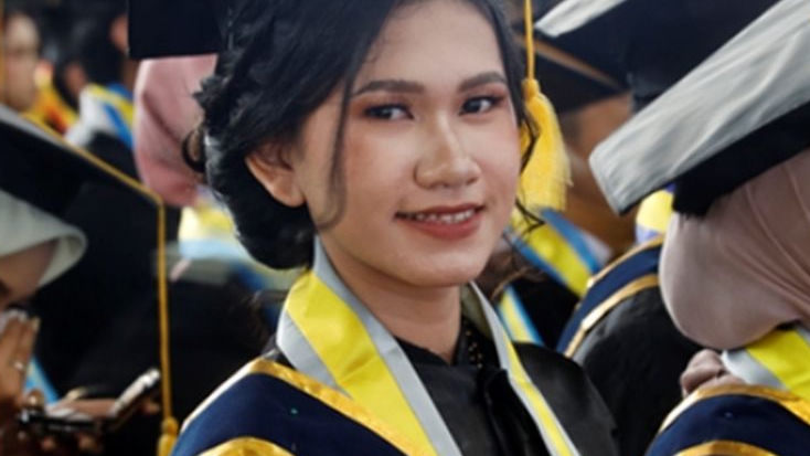 Belum Wisuda Sudah Diterima Kerja di BI, Kisah Bulan Lestari Bikin Salut