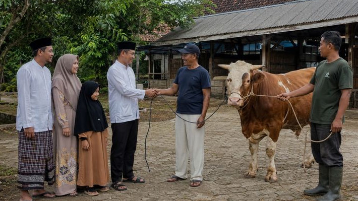 Pengertian, Syarat, Sunnah, dan Ketentuan Menjadi Shohibul Qurban, Sebaiknya Menyembelih Hewan Kurbannya Sendiri