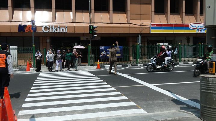 Uji Coba Fasilitas Pelican Cross di Stasiun Cikini, Penumpang KRL Tak Perlu Lagi Lompat Pagar